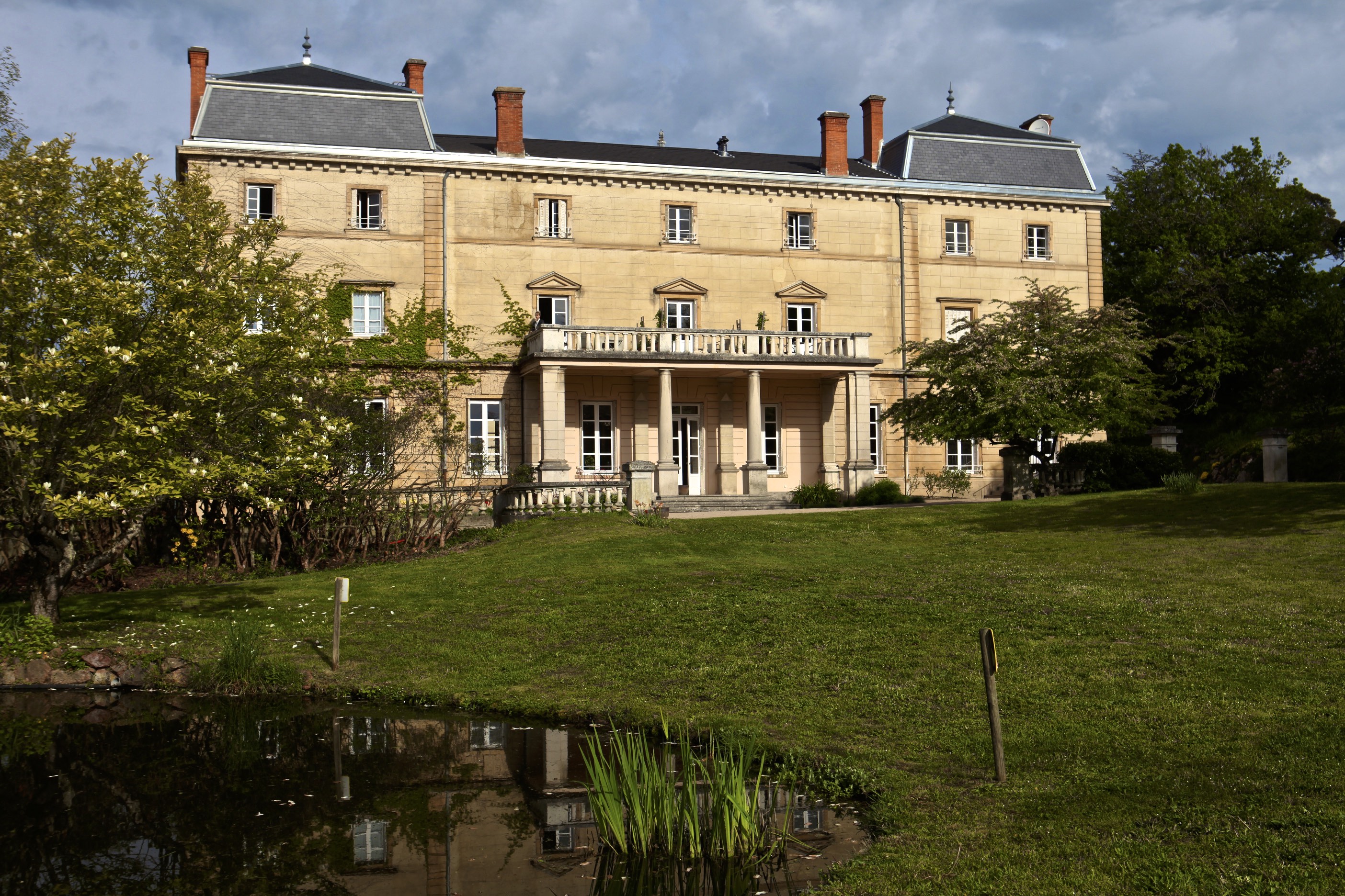 Le Château de Bellevue en Beaujolais, domaine viticole et et hébergement distingué.
